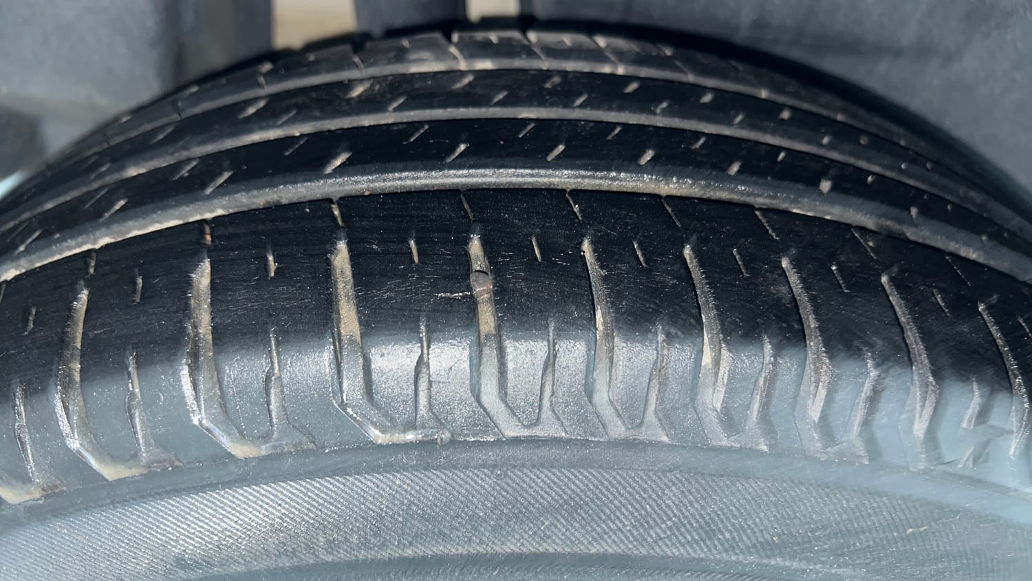 Used 2018 Maruti Suzuki Dzire ZXi AMT Petrol Automatic tyres RIGHT REAR TYRE TREAD VIEW