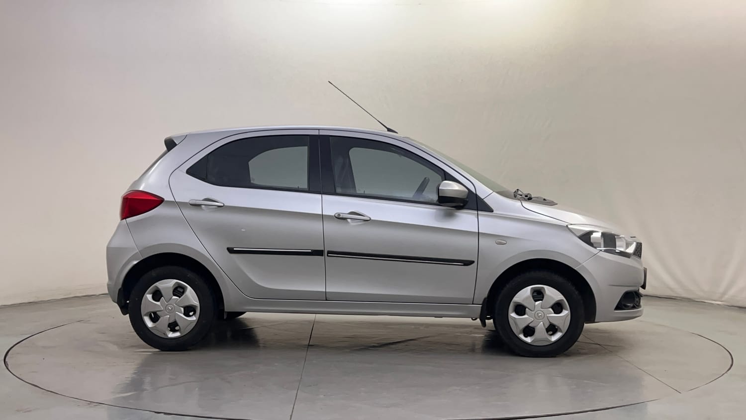 Used 2016 Tata Tiago Revotron XT Petrol Manual exterior RIGHT SIDE VIEW