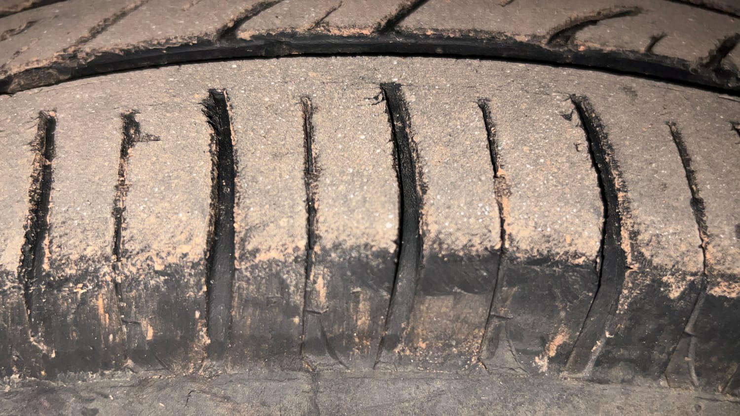 Used 2013 Ford Figo Duratorq Diesel EXI 1.4 Diesel Manual tyres RIGHT FRONT TYRE TREAD VIEW