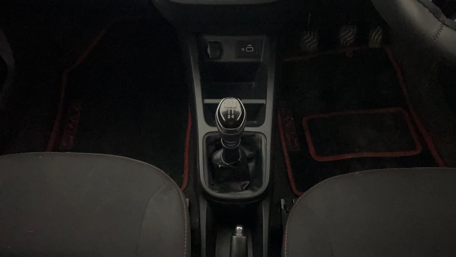 Used 2020 Renault Kwid 1.0 RXT Petrol Manual interior GEAR  KNOB VIEW