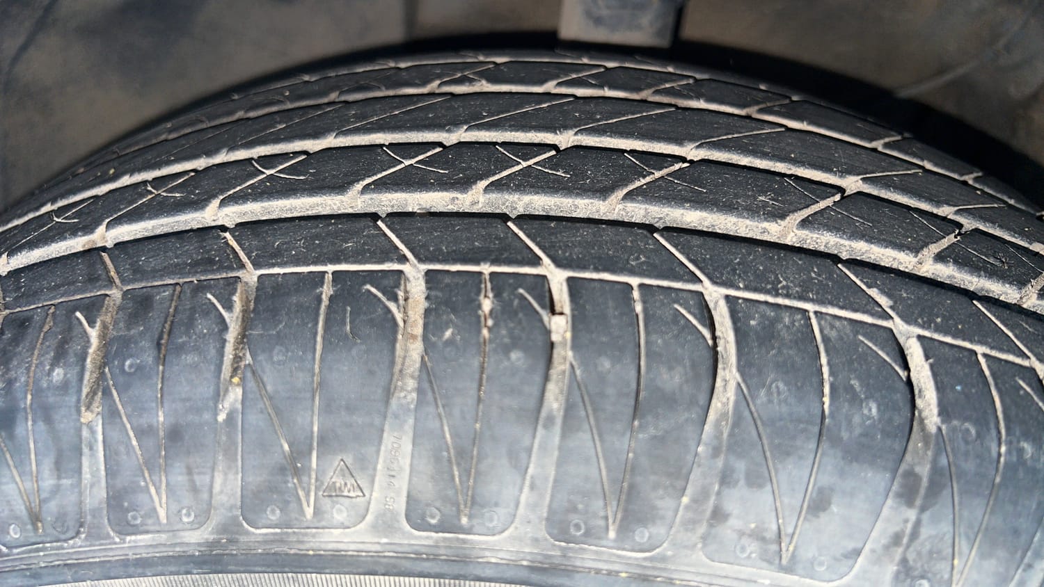 Used 2023 Kia Sonet HTX 1.5 AT Diesel Automatic tyres LEFT FRONT TYRE TREAD VIEW