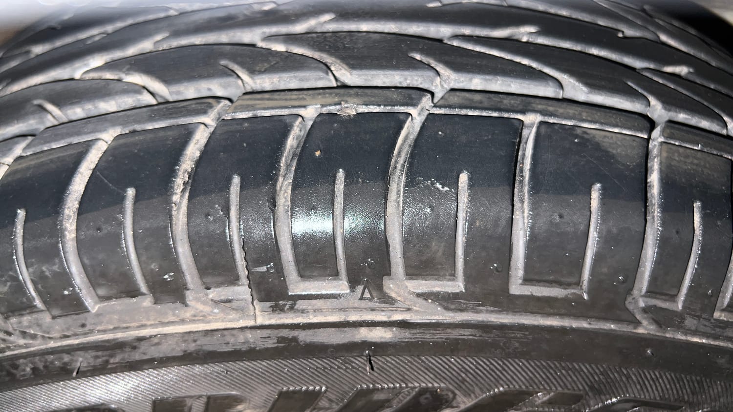 Used 2023 Mahindra XUV 300 W8 (O) 1.5 Diesel AMT Diesel Automatic tyres RIGHT FRONT TYRE TREAD VIEW