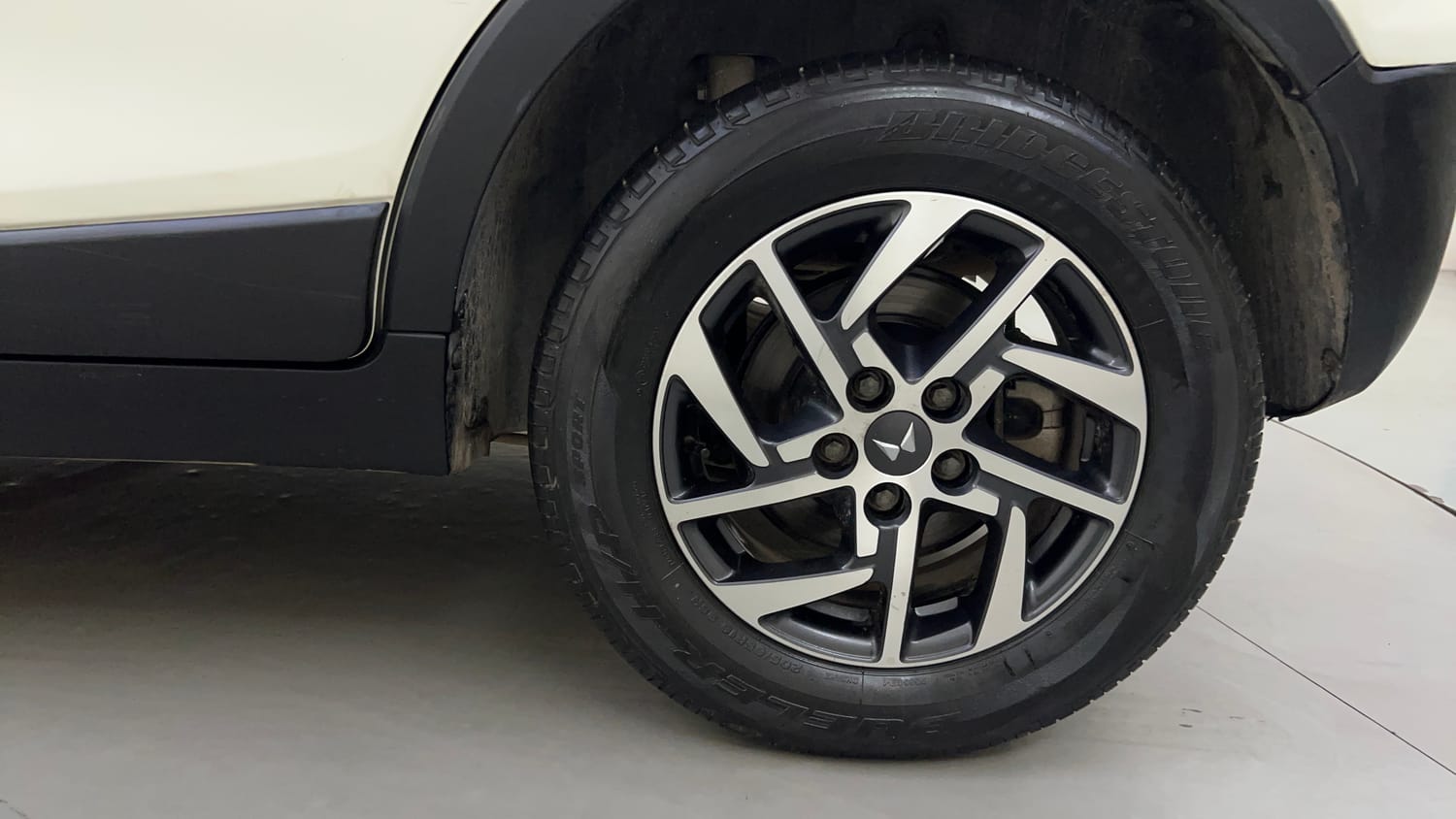 Used 2023 Mahindra XUV 300 W8 (O) 1.5 Diesel AMT Diesel Automatic tyres LEFT REAR TYRE RIM VIEW