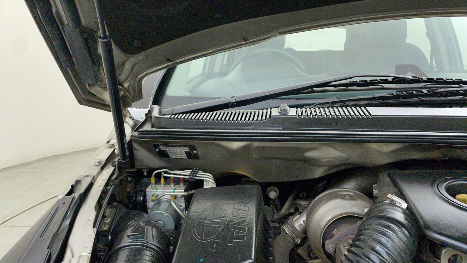 Used 2017 Tata Hexa XT 4x2 7 STR Diesel Manual engine ENGINE RIGHT SIDE HINGE & APRON VIEW