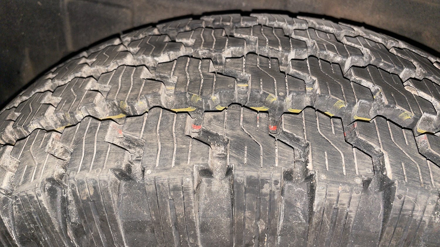 Used 2017 Tata Hexa XT 4x2 7 STR Diesel Manual tyres RIGHT REAR TYRE TREAD VIEW
