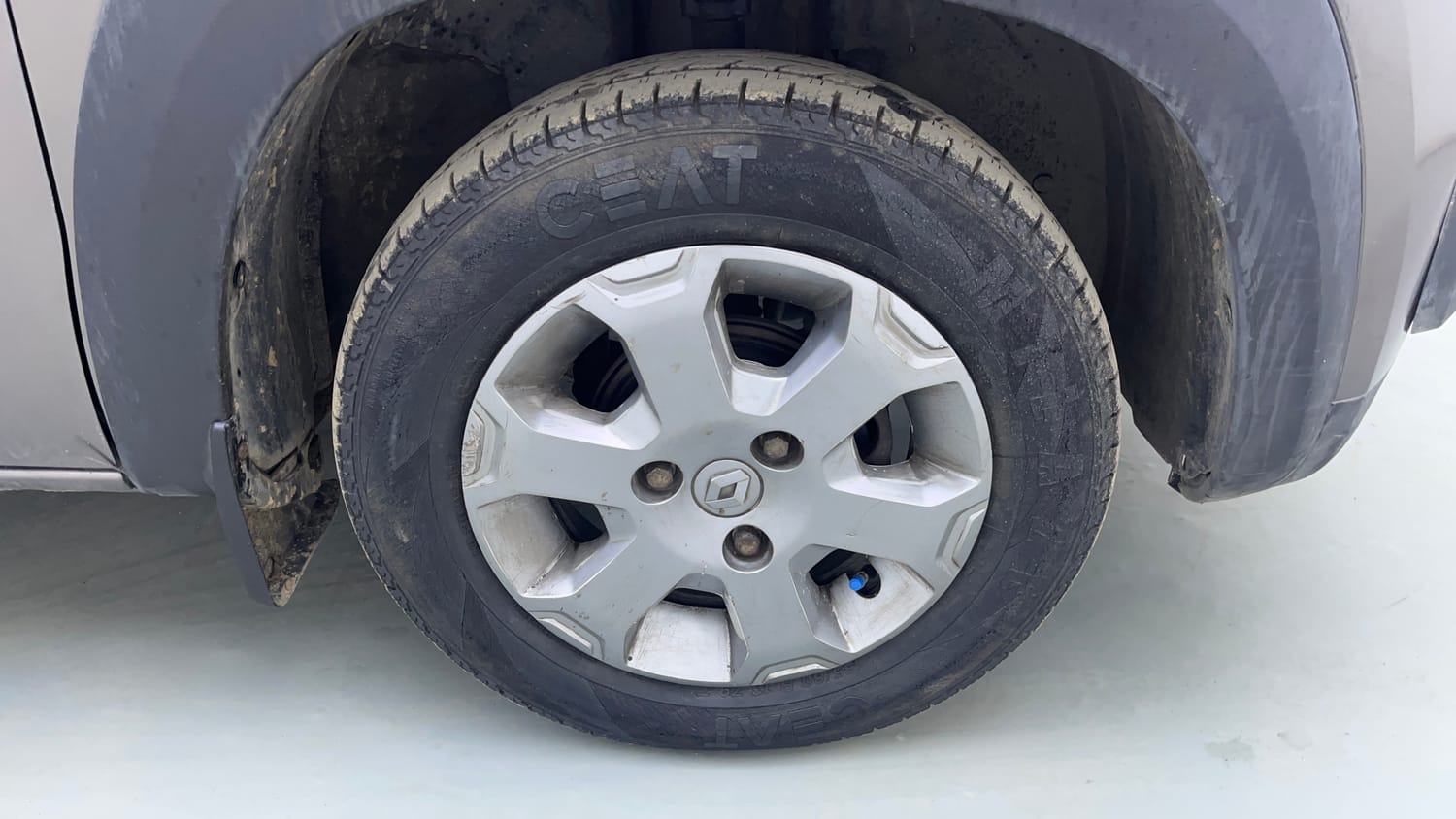 Used 2017 Renault Kwid CLIMBER 1.0 AMT Petrol Automatic tyres RIGHT FRONT TYRE RIM VIEW