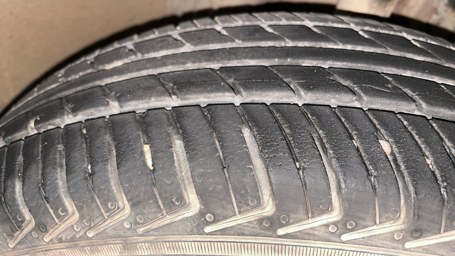 Used 2018 Renault Kwid 1.0 RXT AMT Petrol Automatic tyres RIGHT FRONT TYRE TREAD VIEW