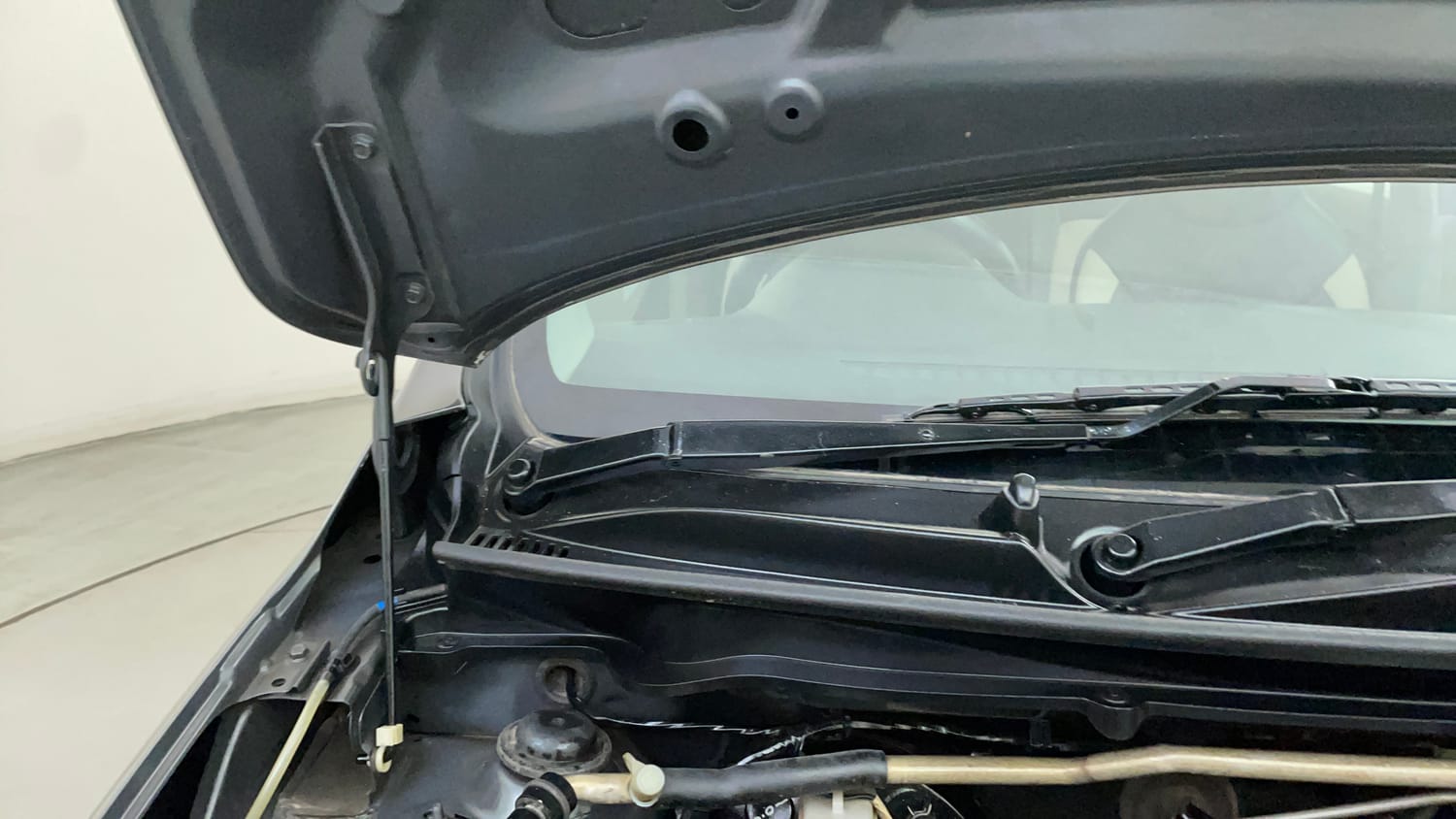 Used 2014 Maruti Suzuki Celerio VXi AMT Petrol Automatic engine ENGINE RIGHT SIDE HINGE & APRON VIEW
