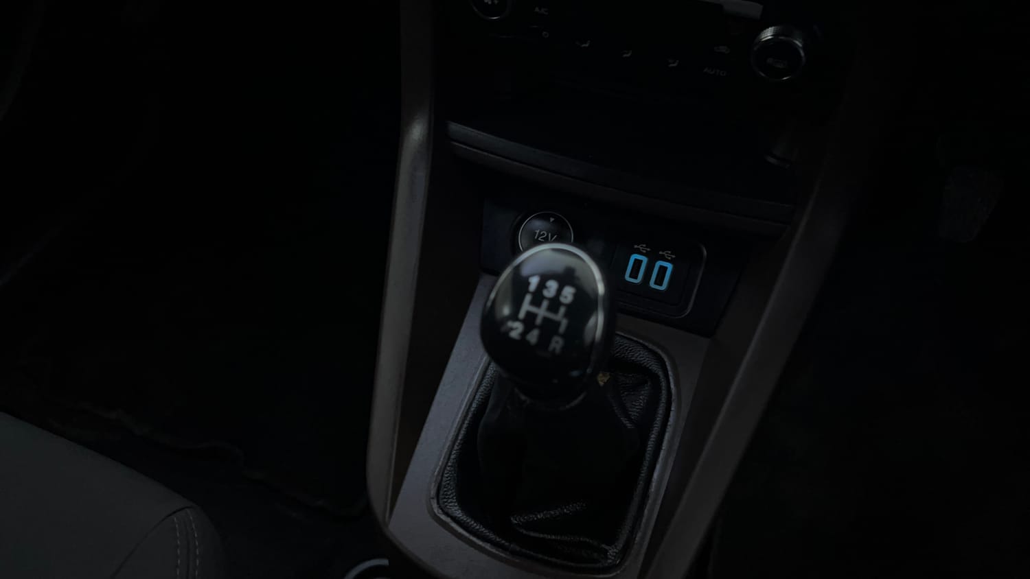 Used 2018 Ford Freestyle Titanium Plus 1.2 Ti-VCT Petrol Manual interior GEAR  KNOB VIEW