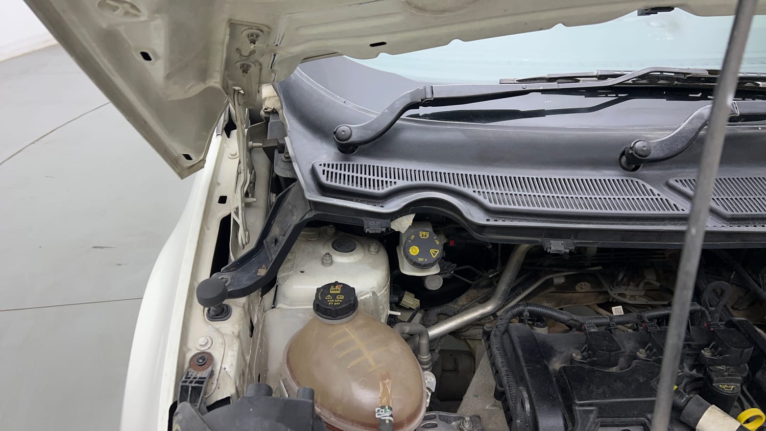 Used 2020 Ford EcoSport Titanium 1.5L Ti-VCT Petrol Manual engine ENGINE RIGHT SIDE HINGE & APRON VIEW