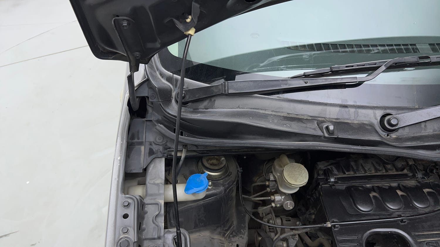 Used 2013 Maruti Suzuki Wagon R Stingray VXi Petrol Manual engine ENGINE RIGHT SIDE HINGE & APRON VIEW