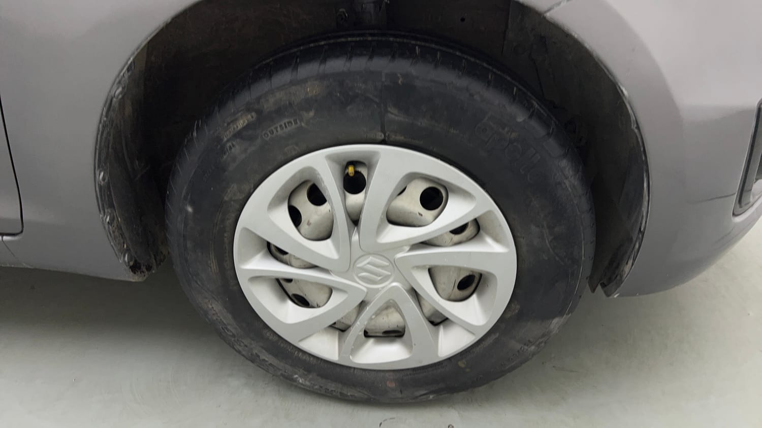 Used 2016 Maruti Suzuki Swift Lxi (O) Petrol Manual tyres RIGHT FRONT TYRE RIM VIEW