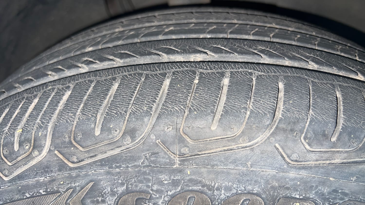 Used 2022 Skoda Kushaq Ambition 1.0L TSI AT Petrol Automatic tyres RIGHT FRONT TYRE TREAD VIEW