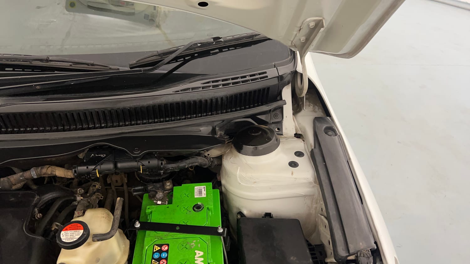 Used 2018 Maruti Suzuki Ciaz Delta 1.3 Hybrid Diesel Manual engine ENGINE LEFT SIDE HINGE & APRON VIEW