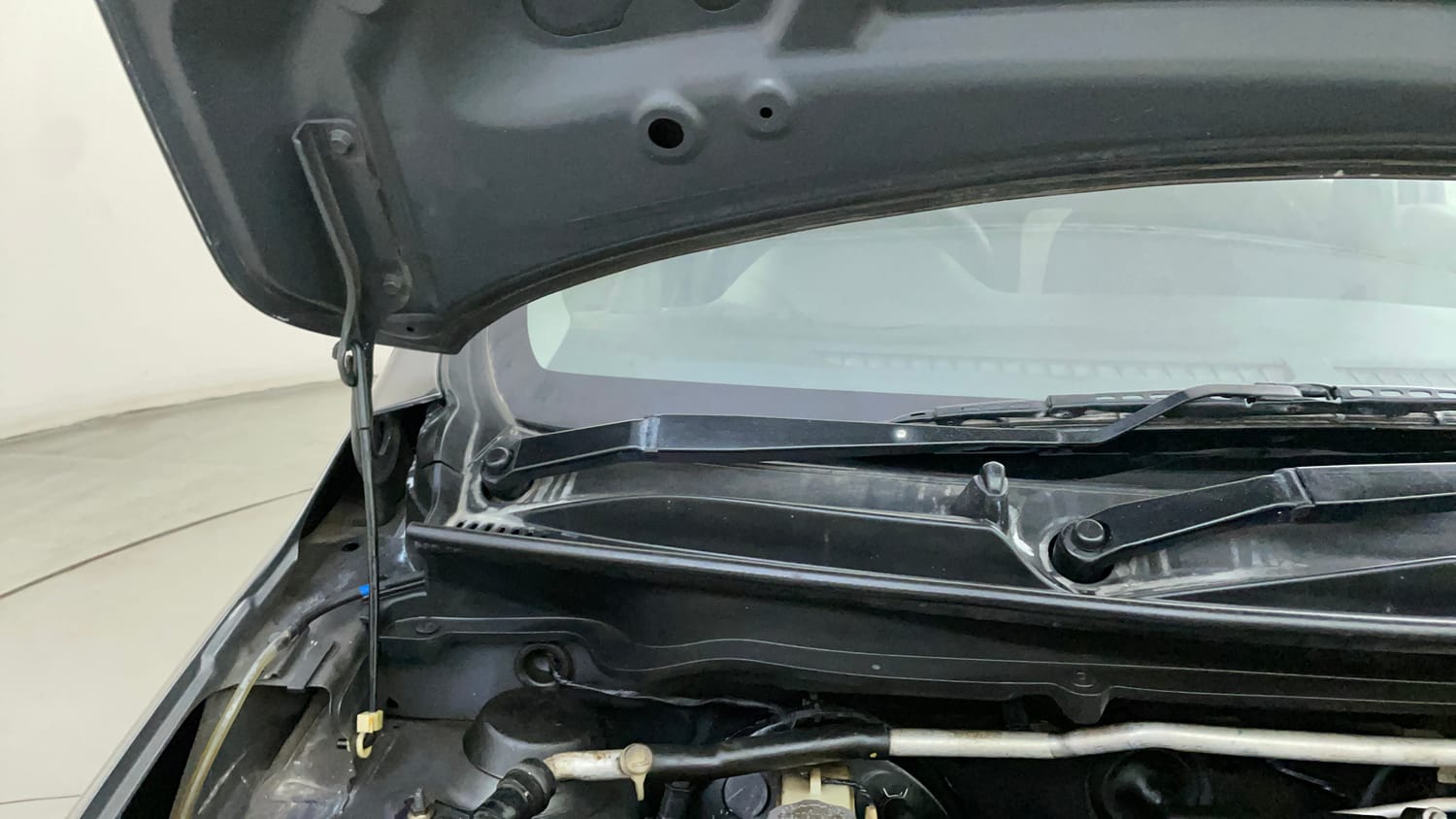 Used 2015 Maruti Suzuki Celerio ZXi Petrol Manual engine ENGINE RIGHT SIDE HINGE & APRON VIEW