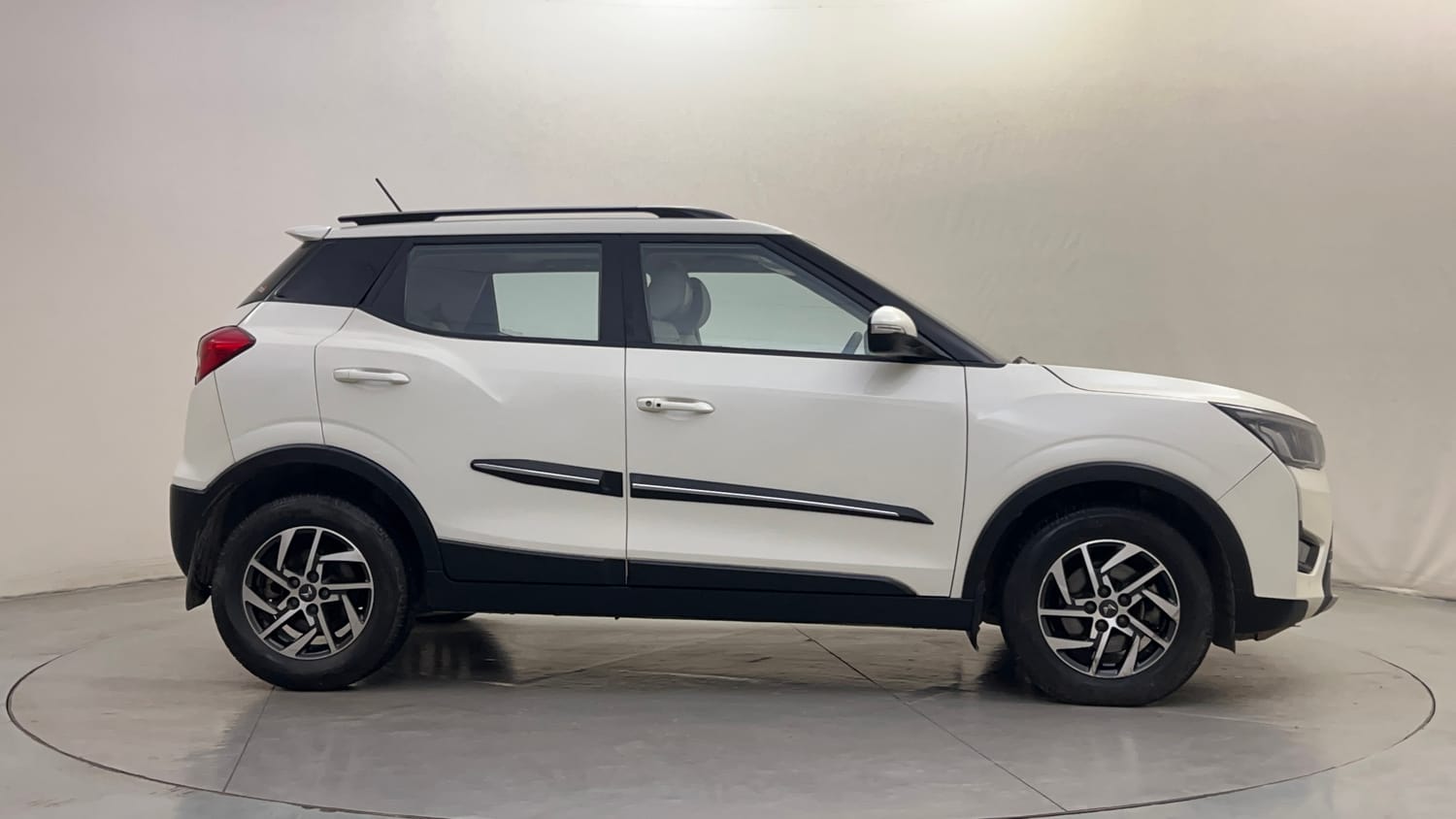 Used 2023 Mahindra XUV 300 W8 (O) 1.5 Diesel AMT Diesel Automatic exterior RIGHT SIDE VIEW
