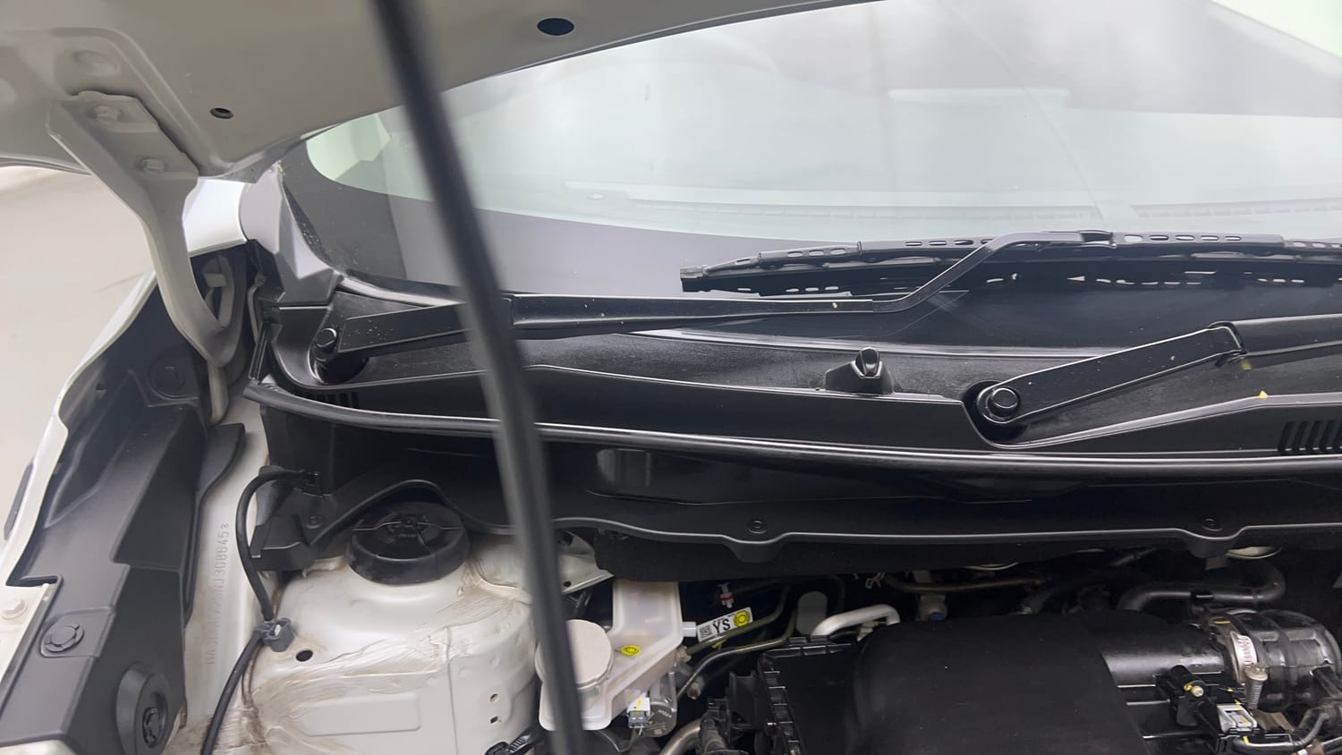 Used 2022 Maruti Suzuki XL6 Alpha Plus AT Petrol Petrol Automatic engine ENGINE RIGHT SIDE HINGE & APRON VIEW