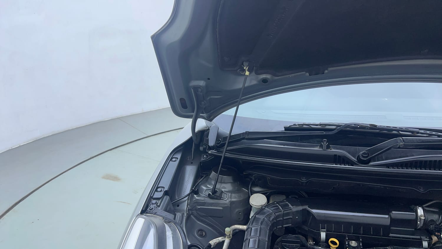Used 2019 Toyota Glanza V CVT Petrol Automatic engine ENGINE RIGHT SIDE HINGE & APRON VIEW