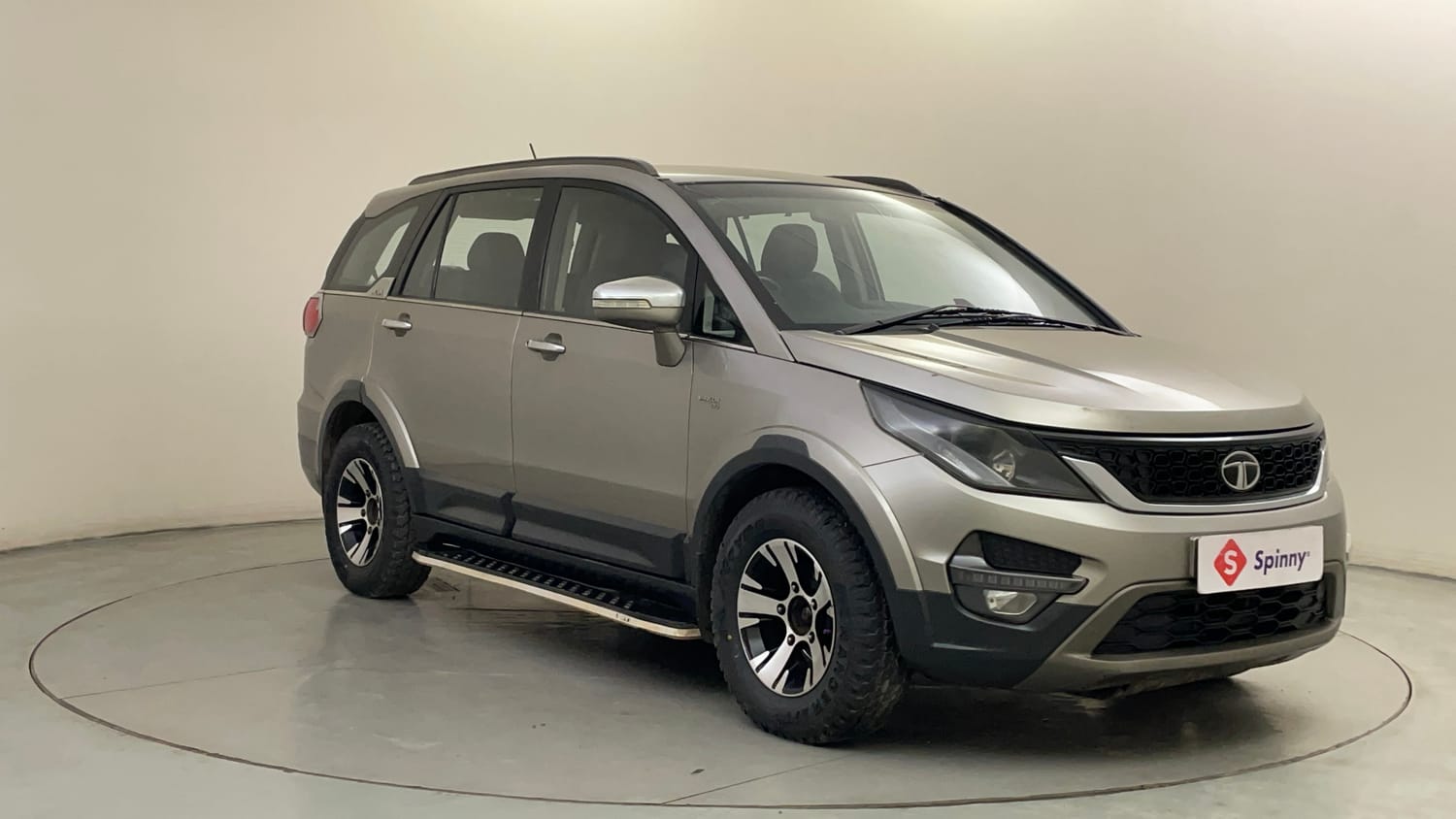 Used 2017 Tata Hexa XT 4x2 7 STR Diesel Manual exterior RIGHT FRONT CORNER VIEW
