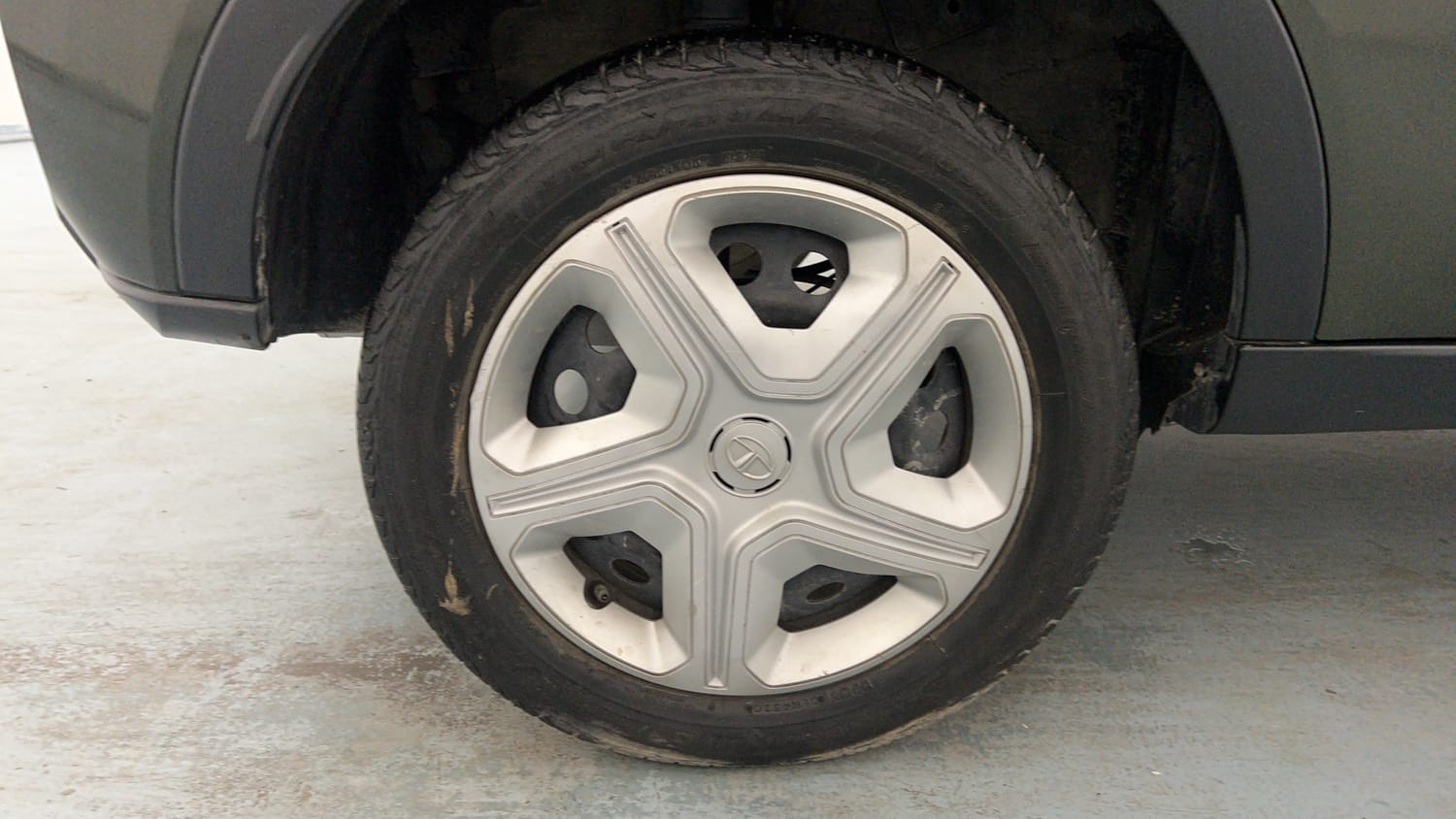 Used 2021 Tata Nexon XZ Petrol Manual tyres RIGHT REAR TYRE RIM VIEW