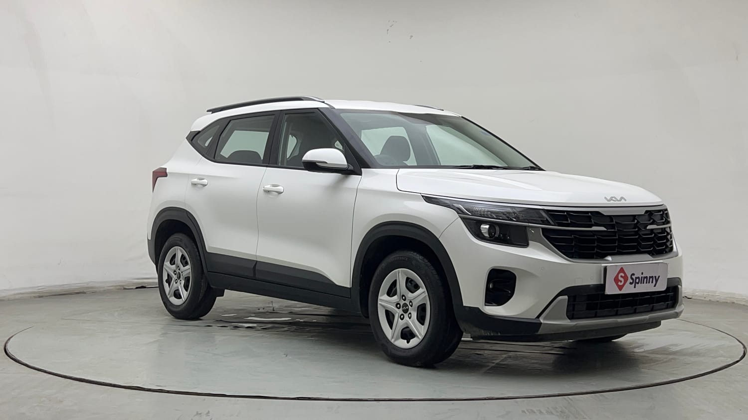 Used 2024 Kia Seltos HTK 1.5 Petrol MT Petrol Manual exterior RIGHT FRONT CORNER VIEW