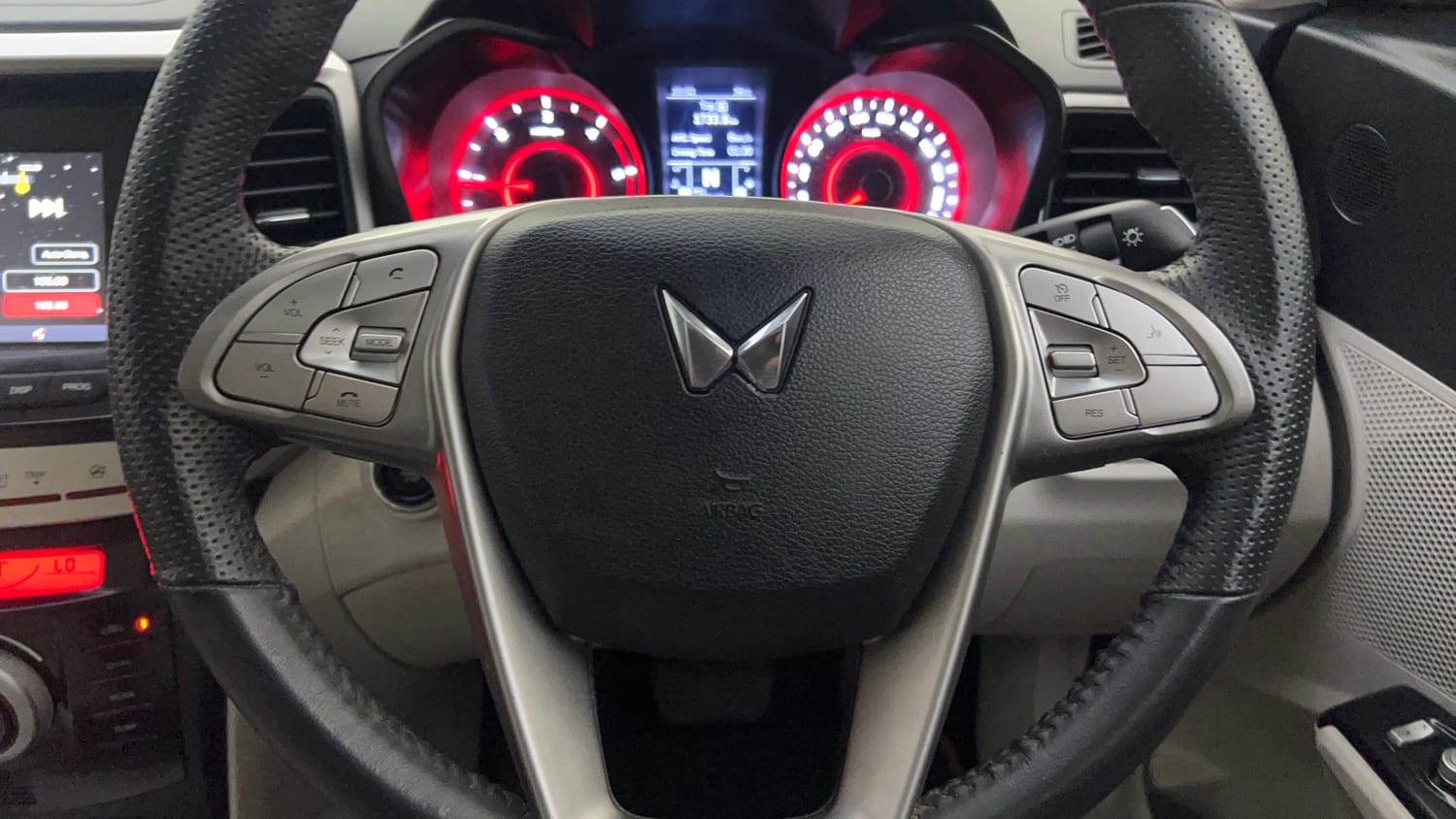 Used 2023 Mahindra XUV 300 W8 (O) 1.5 Diesel AMT Diesel Automatic top_features Airbags