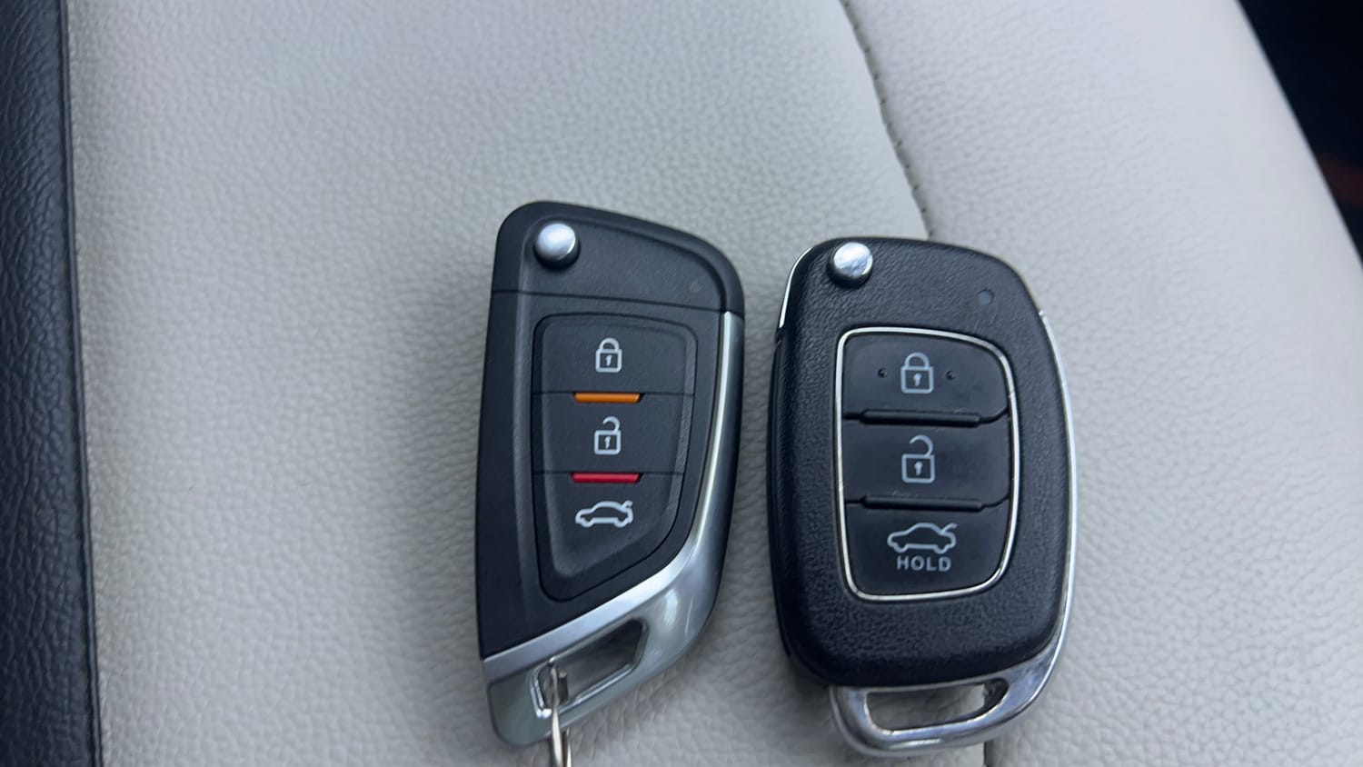 Used 2022 Hyundai Aura S 1.2 CNG Cng Manual extra CAR KEY VIEW