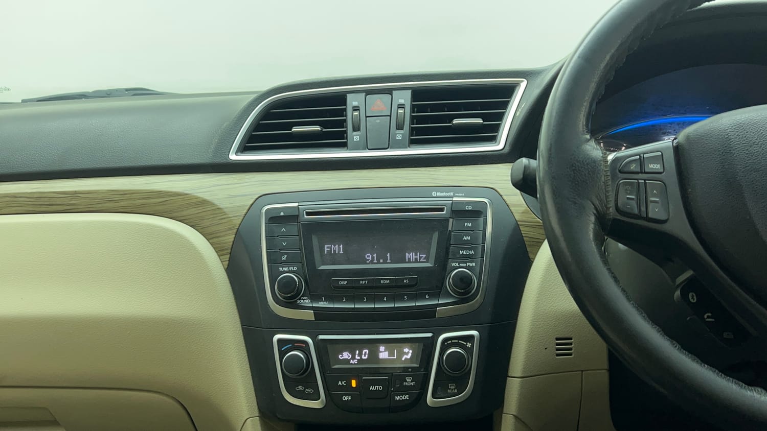 Used 2019 Maruti Suzuki Ciaz Delta Hybrid 1.5 Petrol Manual top_features Integrated (in-dash) music system