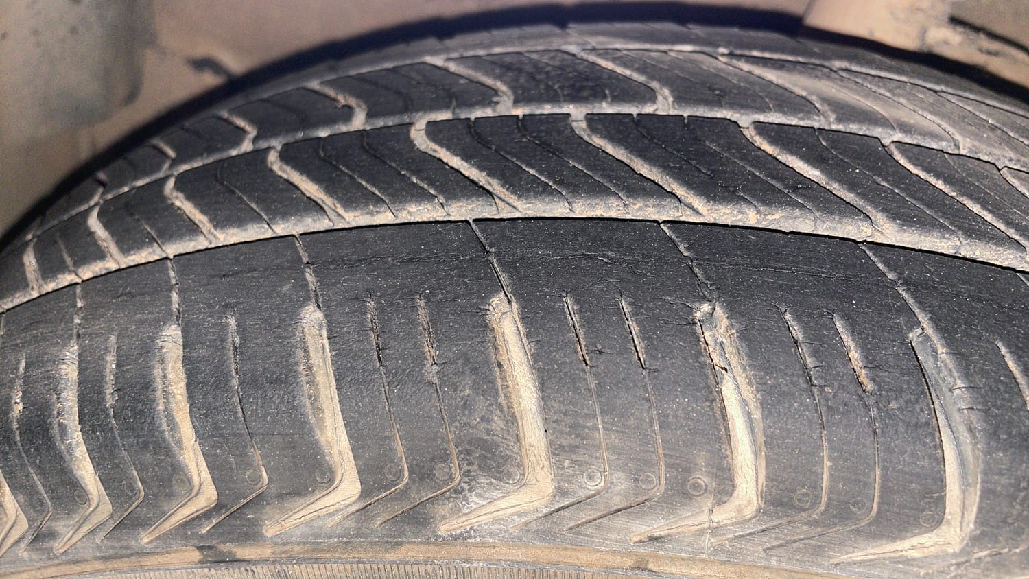 Used 2015 Maruti Suzuki Celerio VXi AMT Petrol Automatic tyres LEFT FRONT TYRE TREAD VIEW