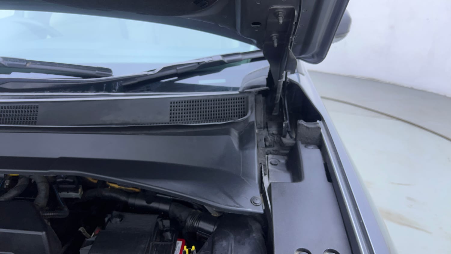 Used 2018 Jeep Compass Longitude (O) 2.0 Diesel Diesel Manual engine ENGINE LEFT SIDE HINGE & APRON VIEW