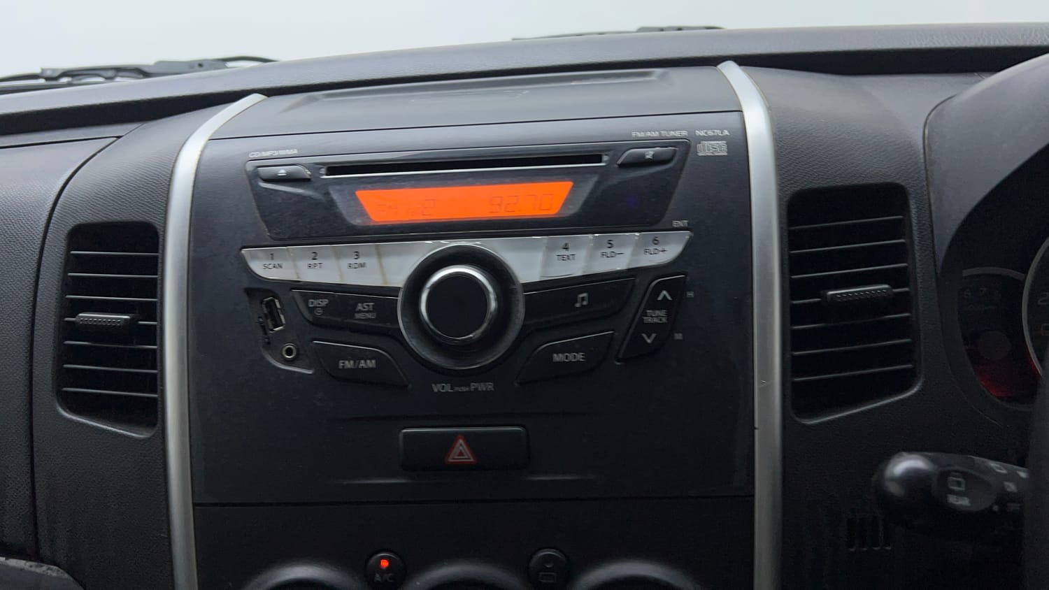 Used 2013 Maruti Suzuki Wagon R Stingray VXi Petrol Manual top_features Integrated (in-dash) music system