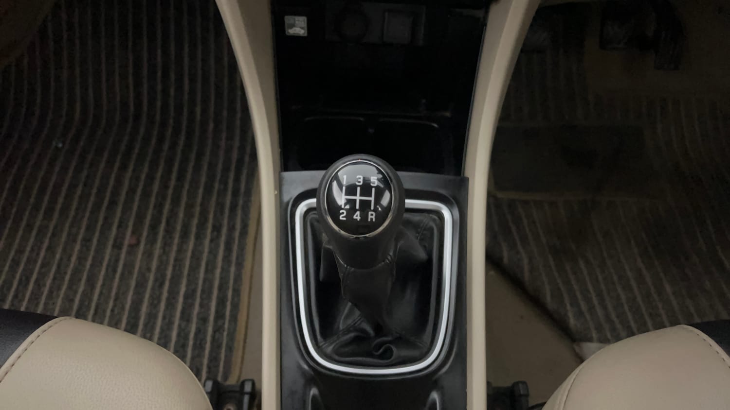 Used 2018 Maruti Suzuki Ciaz Delta 1.3 Hybrid Diesel Manual interior GEAR  KNOB VIEW
