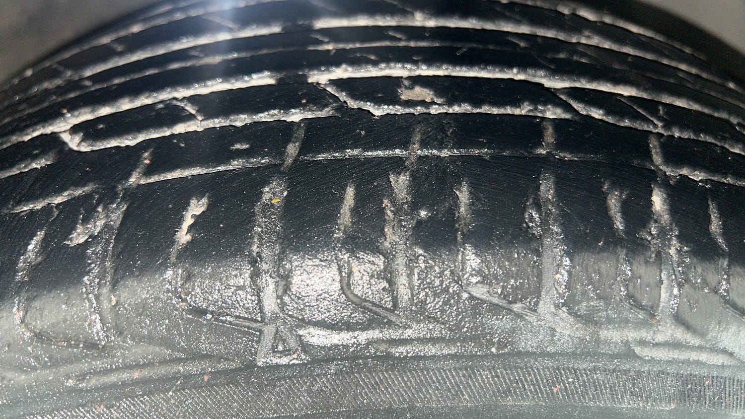 Used 2020 Hyundai New i20 Asta (O) 1.0 Turbo DCT Petrol Automatic tyres RIGHT FRONT TYRE TREAD VIEW