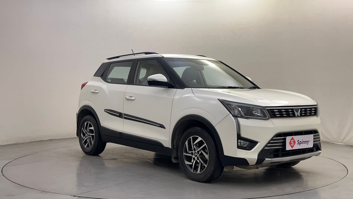 Used 2023 Mahindra XUV 300 W8 (O) 1.5 Diesel AMT Diesel Automatic exterior RIGHT FRONT CORNER VIEW