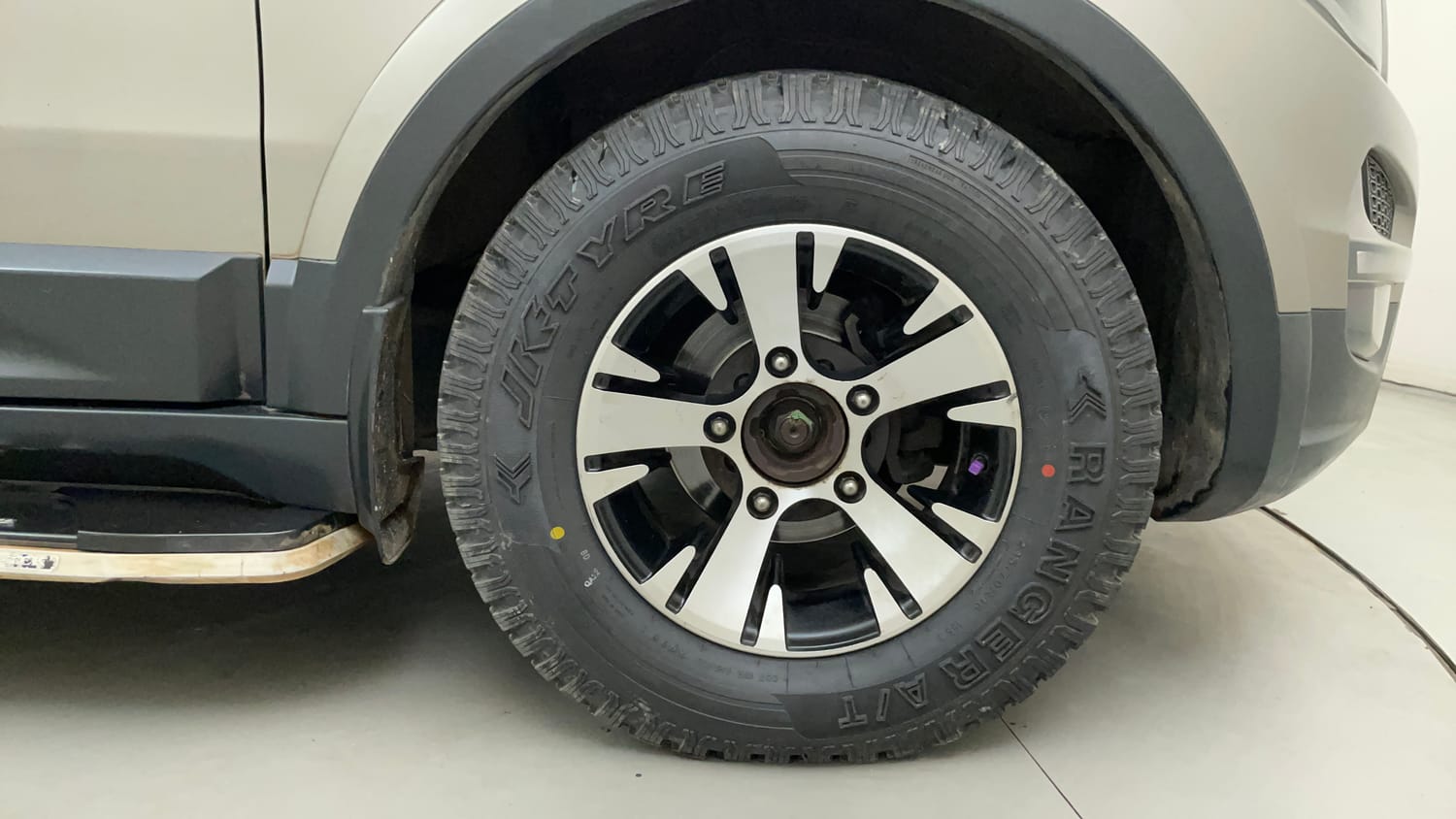 Used 2017 Tata Hexa XT 4x2 7 STR Diesel Manual tyres RIGHT FRONT TYRE RIM VIEW