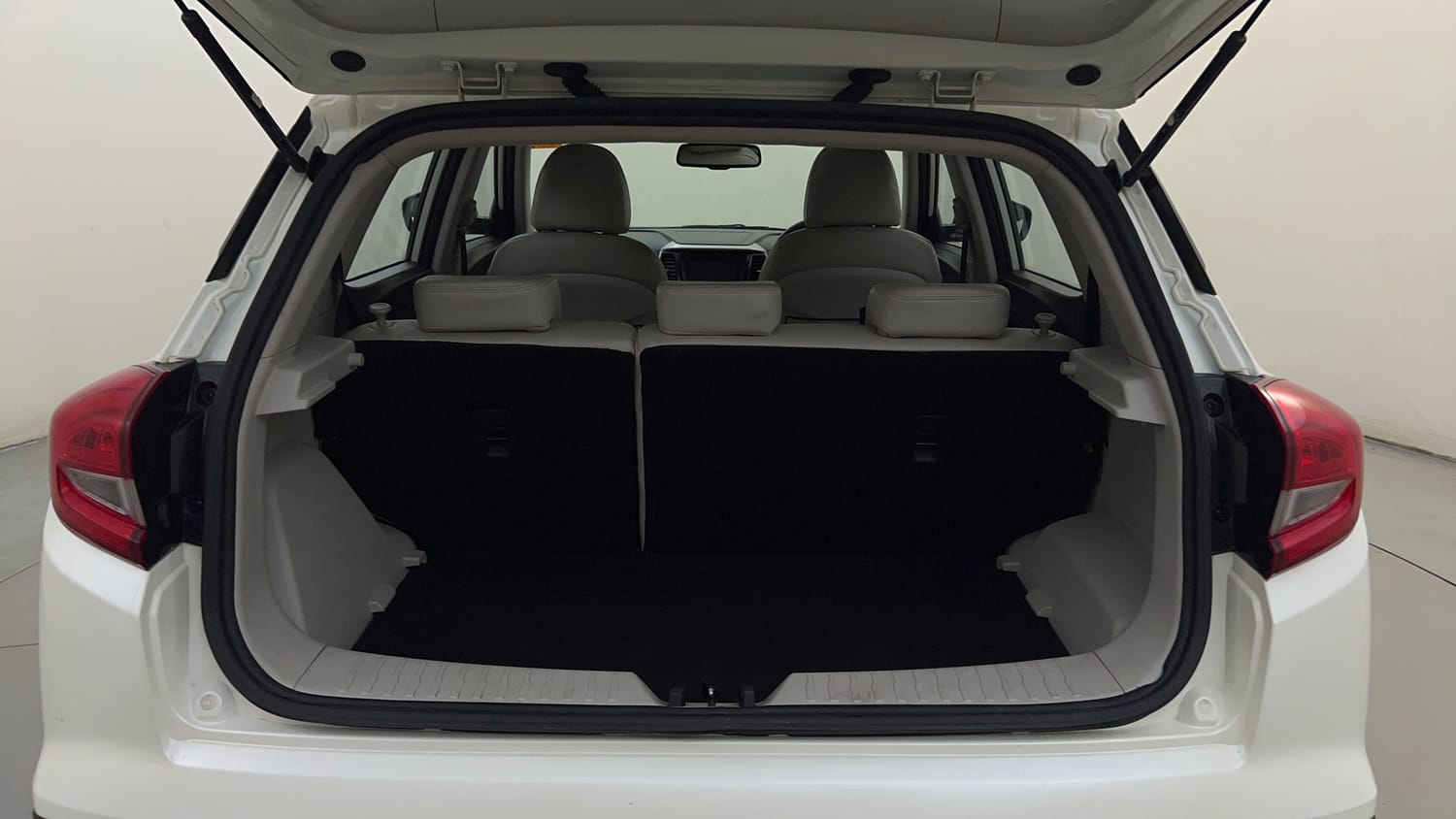 Used 2023 Mahindra XUV 300 W8 (O) 1.5 Diesel AMT Diesel Automatic interior DICKY INSIDE VIEW