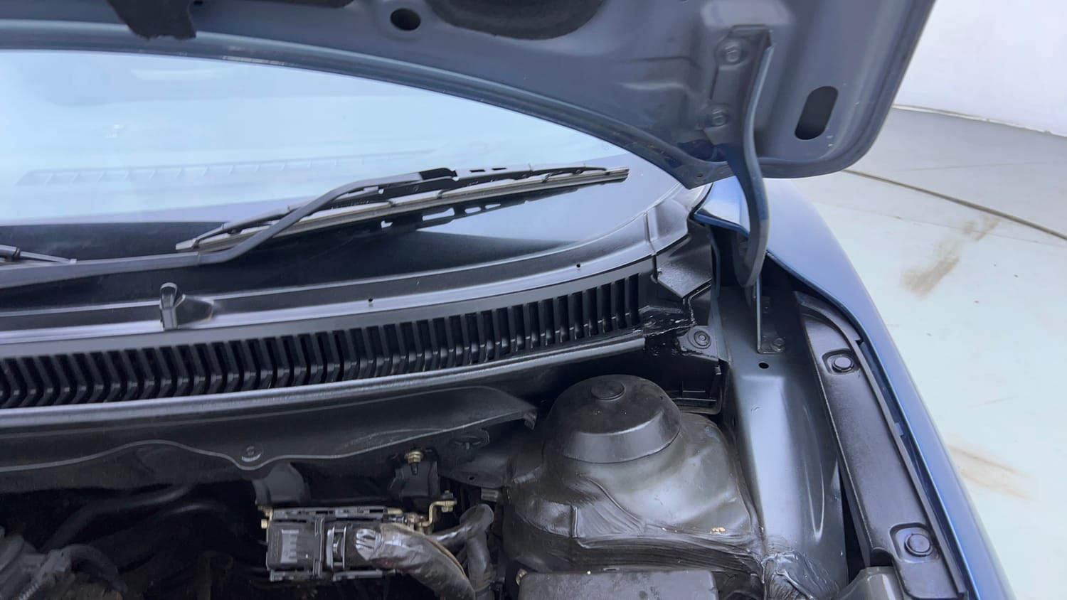 Used 2016 Maruti Suzuki Baleno Alpha 1.2 Petrol Manual engine ENGINE LEFT SIDE HINGE & APRON VIEW