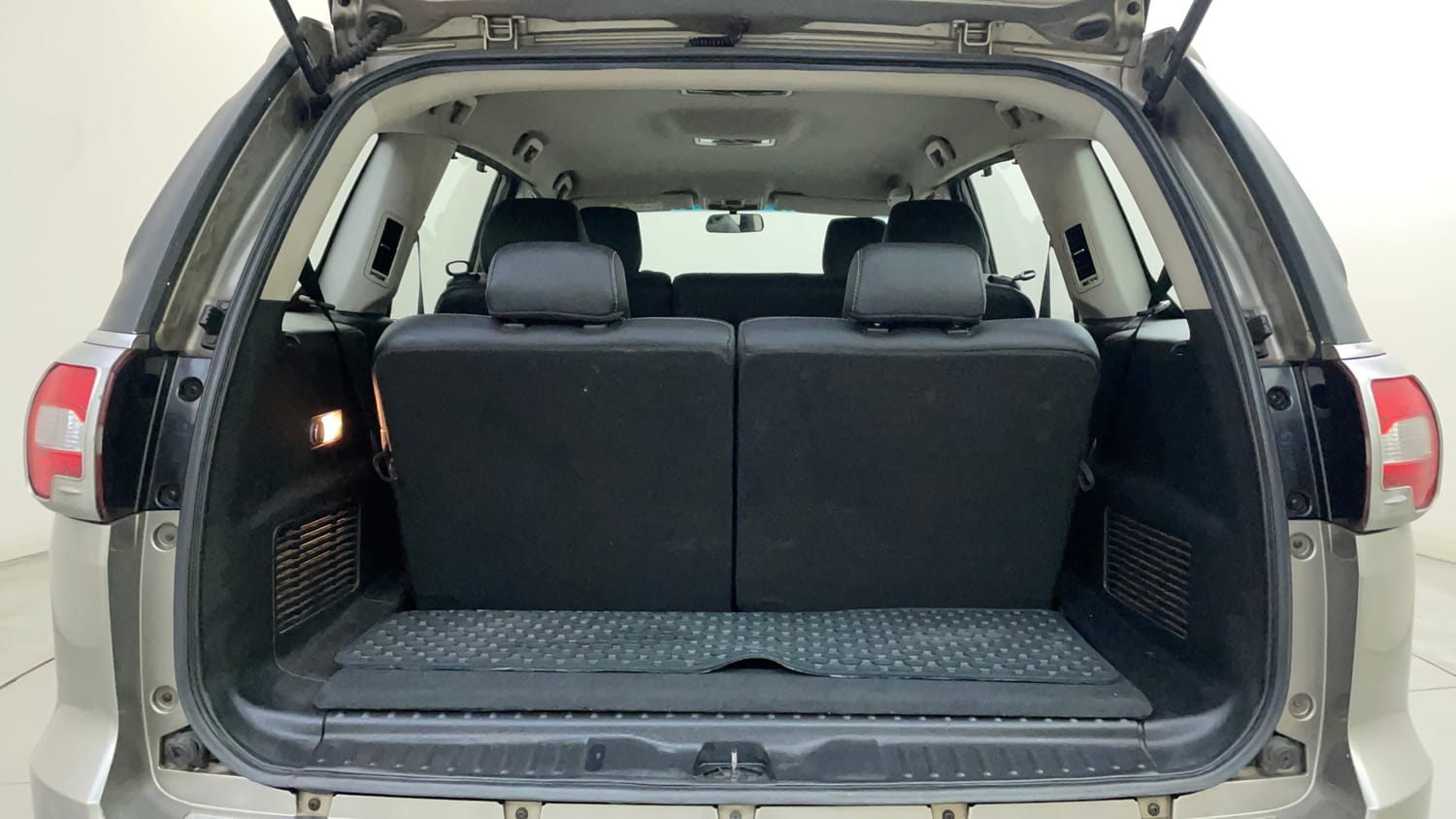 Used 2017 Tata Hexa XT 4x2 7 STR Diesel Manual interior DICKY INSIDE VIEW