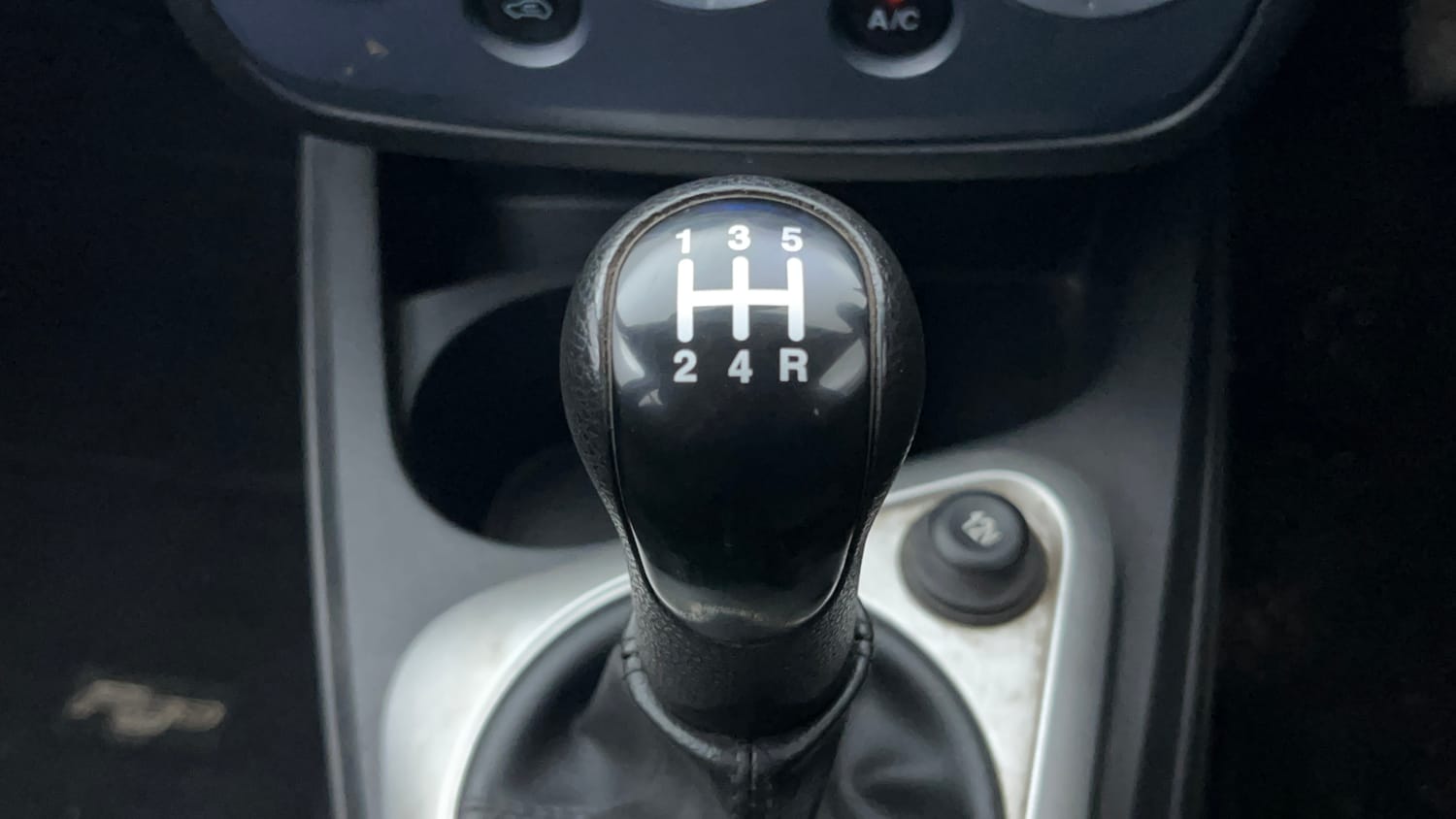 Used 2013 Ford Figo Duratorq Diesel EXI 1.4 Diesel Manual interior GEAR  KNOB VIEW