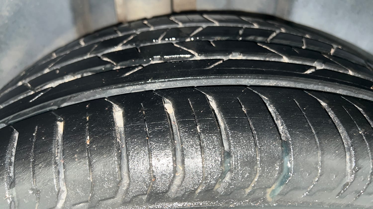 Used 2024 Volkswagen Virtus Highline 1.0 TSI AT Petrol Automatic tyres RIGHT REAR TYRE TREAD VIEW