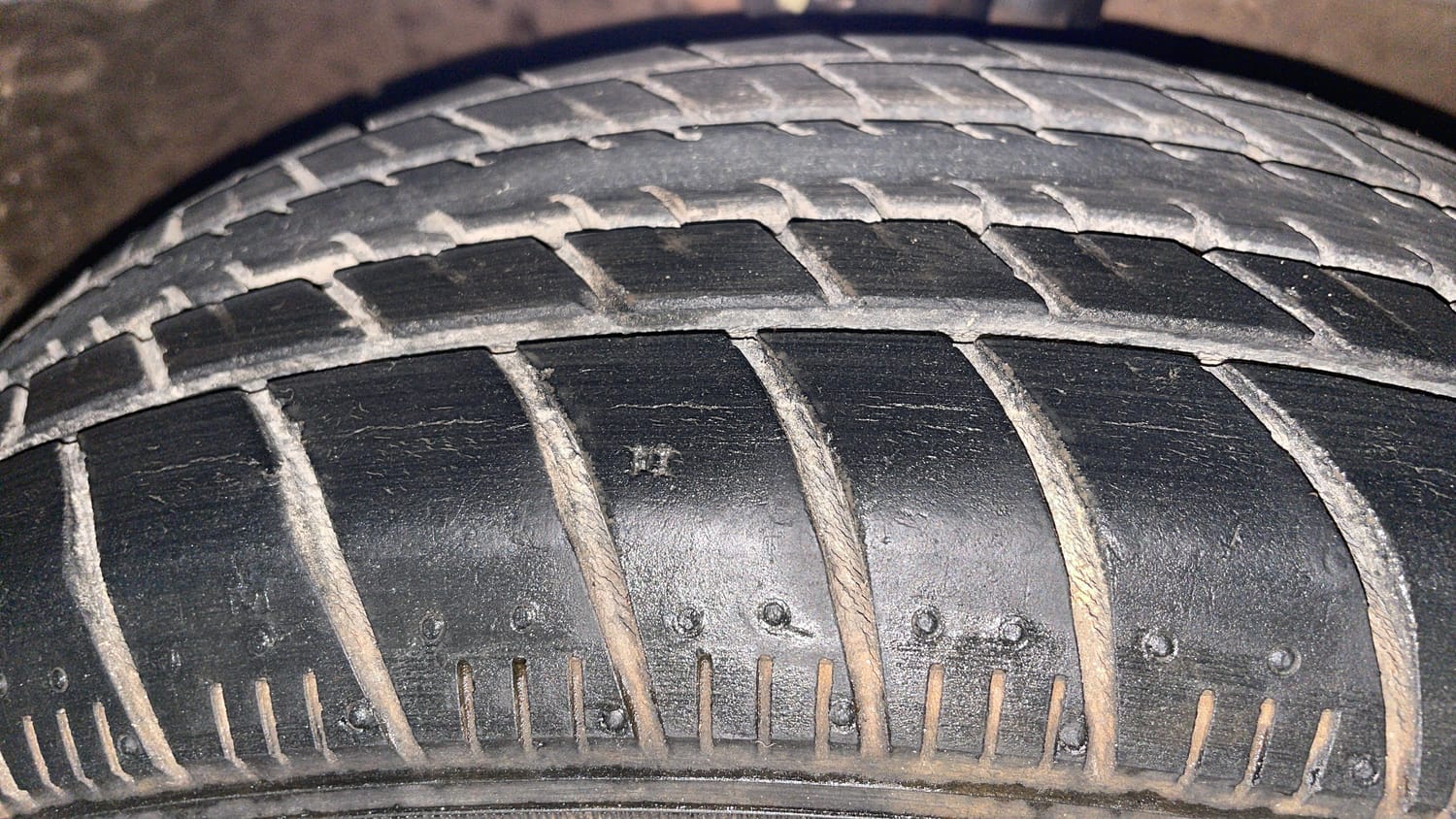 Used 2014 Maruti Suzuki Celerio VXi AMT Petrol Automatic tyres RIGHT FRONT TYRE TREAD VIEW