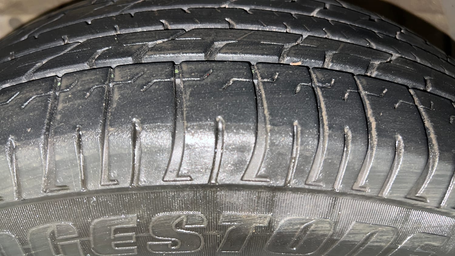 Used 2023 Mahindra XUV 300 W8 (O) 1.5 Diesel AMT Diesel Automatic tyres LEFT FRONT TYRE TREAD VIEW
