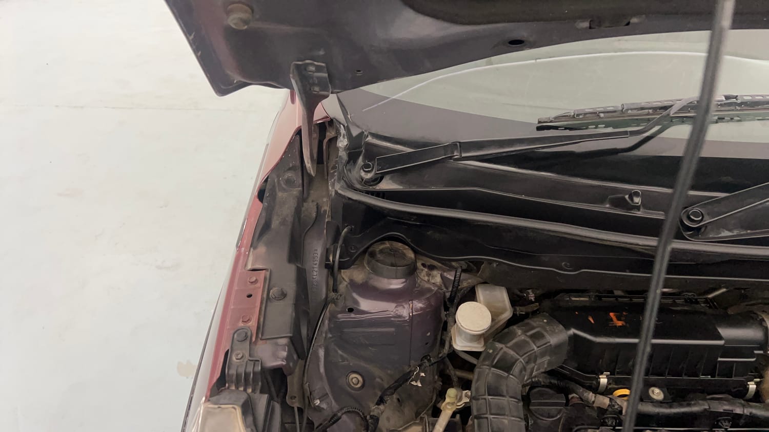 Used 2020 Maruti Suzuki XL6 Alpha MT Petrol Petrol Manual engine ENGINE RIGHT SIDE HINGE & APRON VIEW