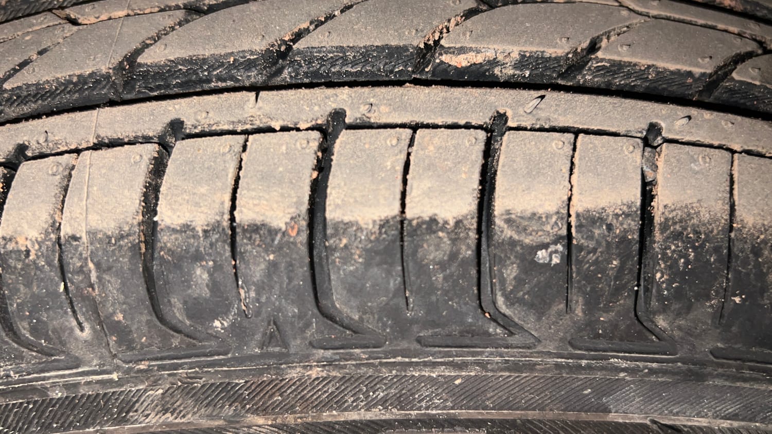 Used 2013 Ford Figo Duratorq Diesel EXI 1.4 Diesel Manual tyres LEFT FRONT TYRE TREAD VIEW