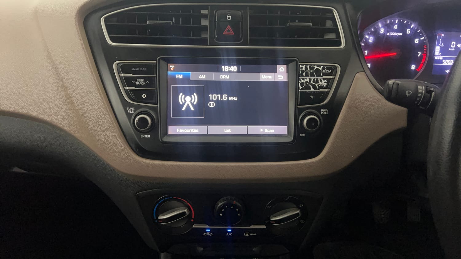 Used 2020 Hyundai Elite i20 Sportz Plus 1.2 Petrol Manual interior MUSIC SYSTEM & AC CONTROL VIEW