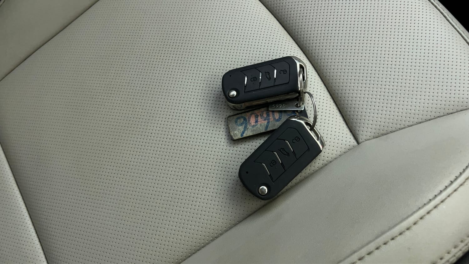 Used 2023 Mahindra XUV 300 W8 (O) 1.5 Diesel AMT Diesel Automatic extra CAR KEY VIEW