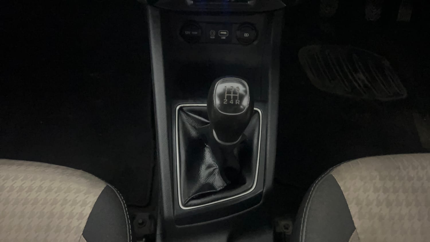 Used 2020 Hyundai Elite i20 Sportz Plus 1.2 Petrol Manual interior GEAR  KNOB VIEW