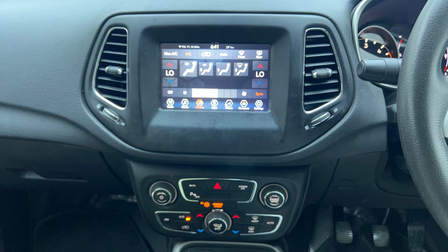 Used 2018 Jeep Compass Longitude (O) 2.0 Diesel Diesel Manual top_features Integrated (in-dash) music system