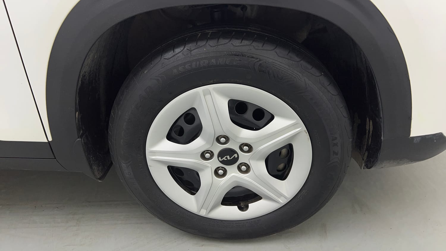 Used 2024 Kia Seltos HTK 1.5 Petrol MT Petrol Manual tyres RIGHT FRONT TYRE RIM VIEW