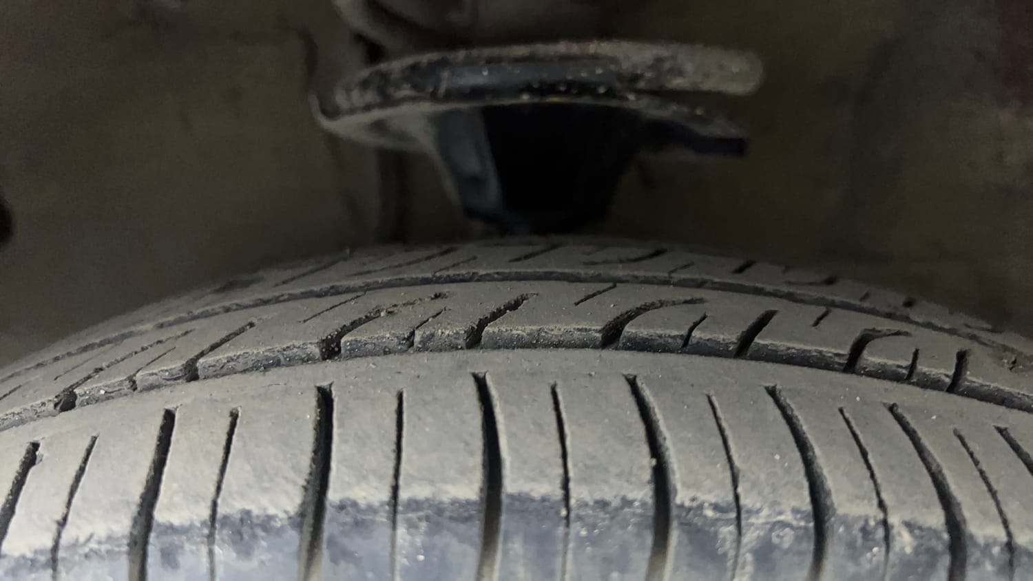 Used 2012 Hyundai i10 Sportz 1.2 AT Kappa2 Petrol Automatic tyres LEFT FRONT TYRE TREAD VIEW